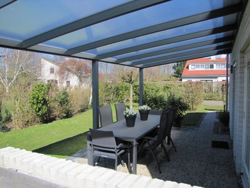 Geniessen Sie die ueberdachte Veranda des Ferienhauses D 756 in De Cocksdorp, Texel, ideal fuer ein entspanntes Essen im Freien auf den Watteninseln.