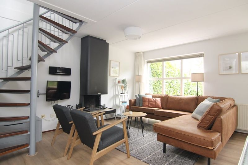 Gemuetliches Wohnzimmer des Ferienhauses D 756 in De Cocksdorp, Texel, mit moderner Einrichtung und bequemer Sitzecke.