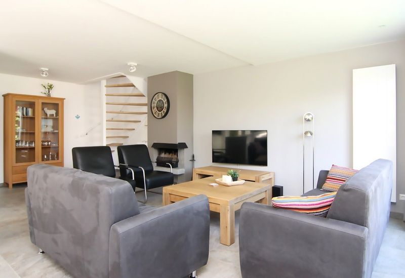 Gemuetliches Wohnzimmer im Ferienhaus D 707, De Cocksdorp, Texel, mit komfortabler Sitzecke und modernem Mobiliar, ideal zum Entspannen.