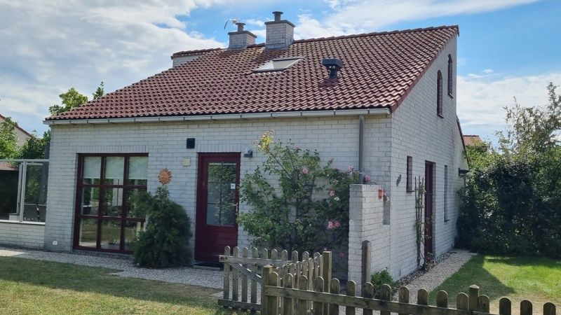 Das Ferienhaus D 489 in De Cocksdorp, Texel, bietet eine charmante Unterkunft mit einem sonnigen Garten und traditioneller Architektur auf den Watteninseln.