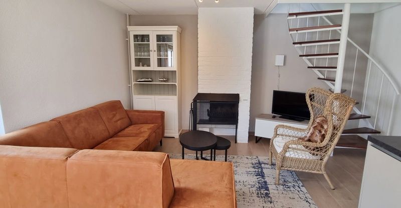 Gemuetliches Wohnzimmer im Ferienhaus D 489, De Cocksdorp, Texel, mit bequemer Sitzecke und moderner Einrichtung fuer einen entspannten Aufenthalt.