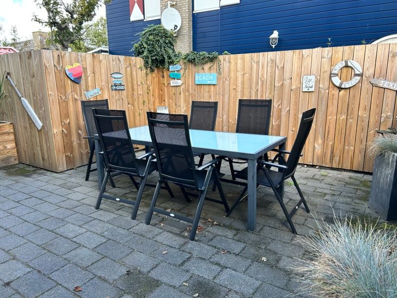 Geniet van de buitenruimte bij Vakantiehuis A 227 in De Cocksdorp, Texel, met een gezellig terras en comfortabele zitplaatsen.