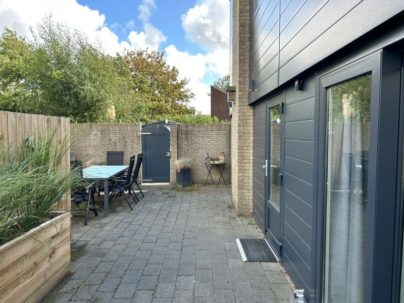 Geniet van het terras bij Vakantiehuis A 227 in De Cocksdorp, Texel, omringd door groene natuur op de Waddeneilanden.