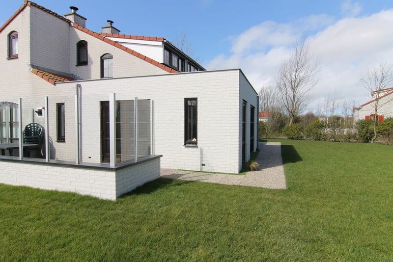 Vakantiehuis D 479 in De Cocksdorp, Texel, biedt een moderne buitenruimte met terras en groene tuin, ideaal voor ontspanning op de Waddeneilanden.