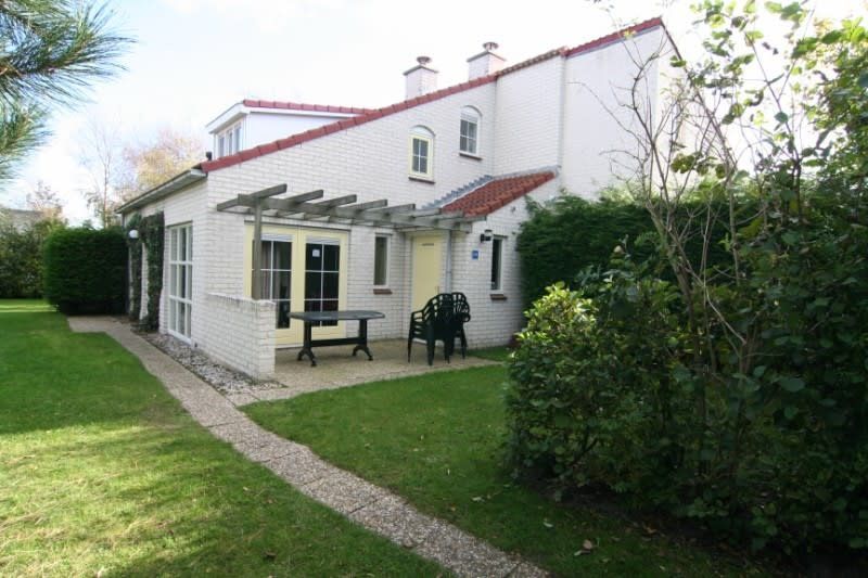 Das Ferienhaus D 760 in De Cocksdorp, Texel, bietet eine charmante Terrasse mit Gartenblick, ideal zum Entspannen auf den Watteninseln.