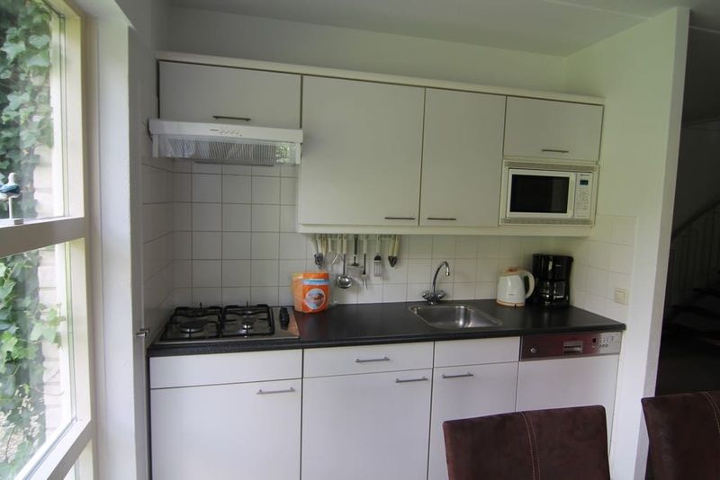 Moderne Kueche im Ferienhaus D 760, De Cocksdorp, Texel. Geniessen Sie Komfort und Bequemlichkeit waehrend Ihres Aufenthalts auf den Waddeninseln.