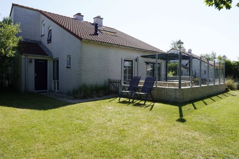 Vakantiehuis D 696 in De Cocksdorp, Texel, met ruim terras en groene tuin, ideaal voor ontspanning op de Waddeneilanden.