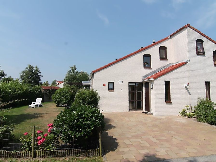 Vakantiehuis D 521 in De Cocksdorp, Texel biedt een charmante buitenruimte met terras en groene tuin op de Waddeneilanden.
