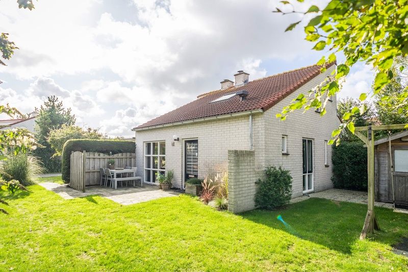 Vakantiehuis D 694 in De Cocksdorp, Texel biedt een zonnige tuin en terras, ideaal voor ontspanning op de Waddeneilanden.