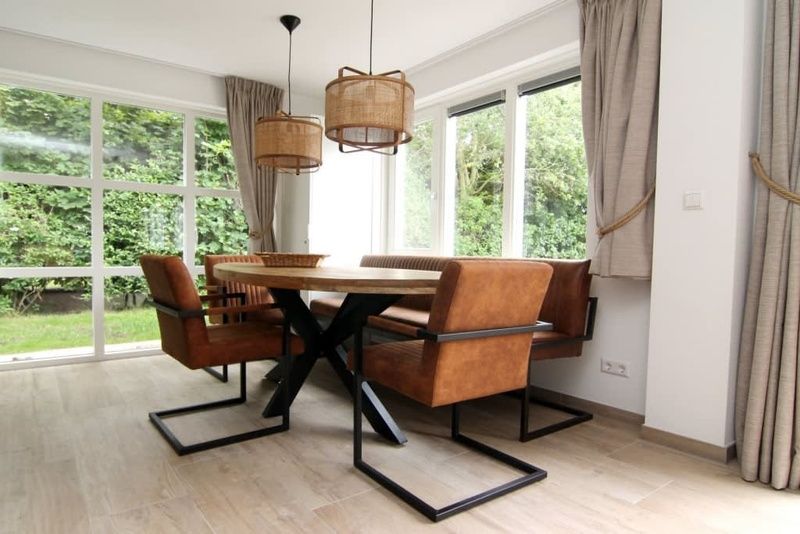 Gemuetliche Essecke im Ferienhaus D 671 in De Cocksdorp, Texel. Geniessen Sie von diesem gemuetlichen Platz aus die Aussicht auf die gruene Umgebung.