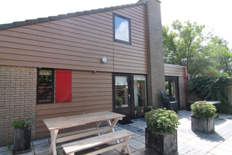 Vakantiehuis B 015 in De Cocksdorp, Texel met zonnig terras en groene omgeving op de Waddeneilanden.