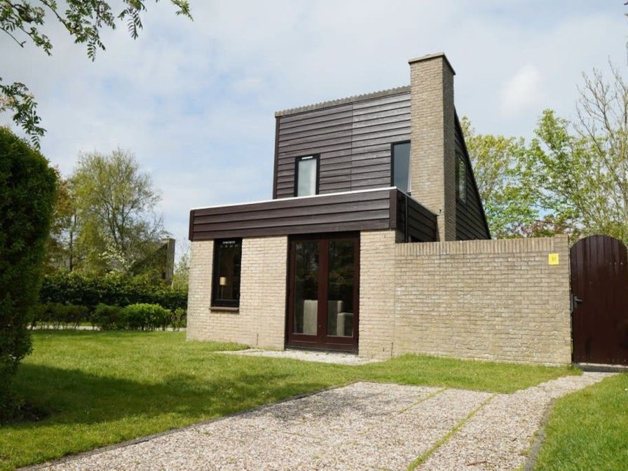 Vakantiehuis B 031 in De Cocksdorp, Texel biedt een modern verblijf met ruime tuin en serene omgeving op de Waddeneilanden.