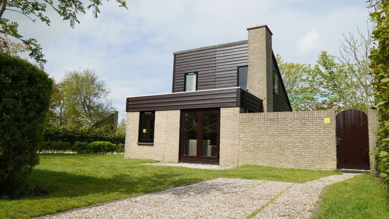 Vakantiehuis B 031 in De Cocksdorp, Texel biedt een moderne buitenkant met groene tuin, ideaal voor een ontspannen verblijf op de Waddeneilanden.