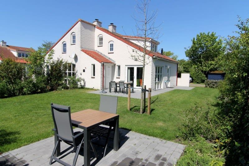 Vakantiehuis D 706 in De Cocksdorp, Texel biedt een zonnig terras met tuinzicht, ideaal voor een ontspannen verblijf op de Waddeneilanden.
