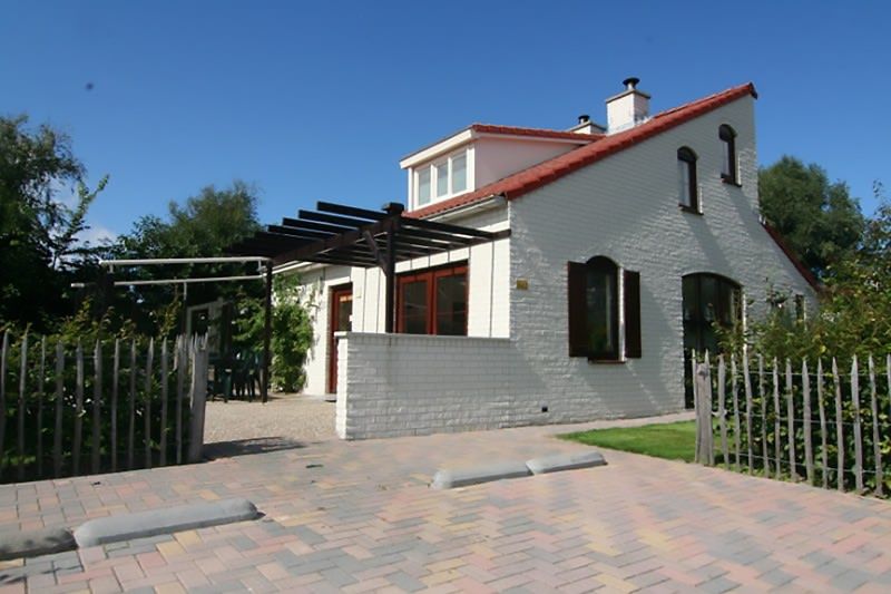 Vakantiehuis D 662 in De Cocksdorp, Texel, biedt een charmant verblijf met een zonnig terras en traditionele architectuur op de Waddeneilanden.