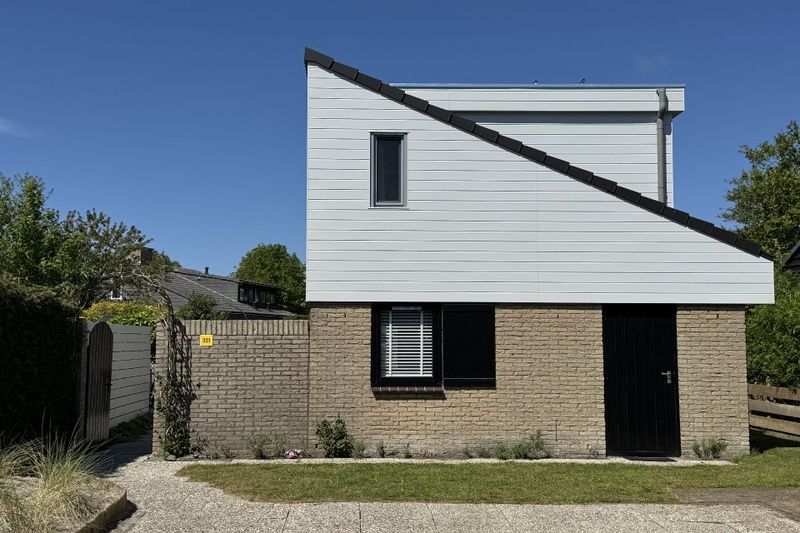 Vacation home A 301 in De Cocksdorp, Texel, offers a modern exterior with quiet surroundings on the Wadden Islands.