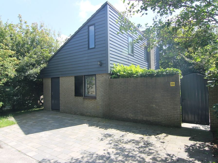 Vakantiehuis A 359 in De Cocksdorp, Texel, biedt een charmante buitenkant omgeven door groene natuur op de Waddeneilanden.