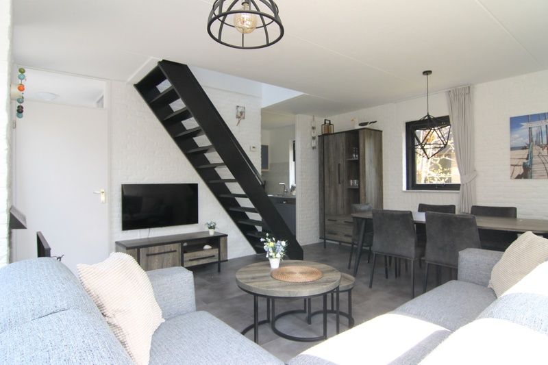 Gezellige woonkamer van Vakantiehuis A 359 in De Cocksdorp, Texel, met moderne inrichting en comfortabele zithoek.