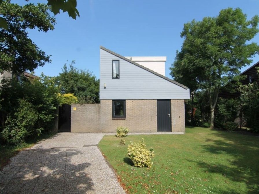Vakantiehuis A 217 in De Cocksdorp op Texel biedt een rustige tuin en moderne architectuur, ideaal voor een ontspannen verblijf op de Waddeneilanden.