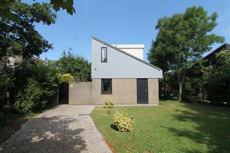 Vakantiehuis A 217 in De Cocksdorp, Texel, biedt een serene tuin en moderne architectuur op de Waddeneilanden.