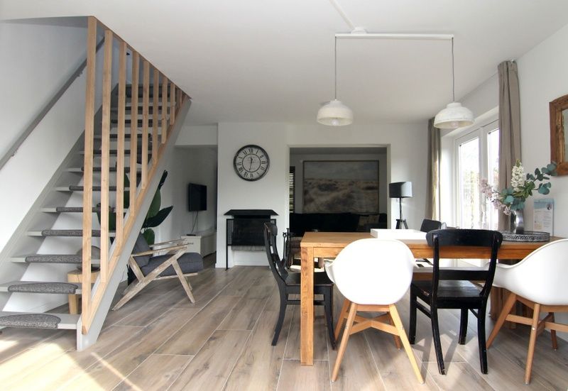 Modern dining room in Holiday home A 075, De Cocksdorp, Texel. Spacious indoor space with wooden floor and stylish furnishings, ideal for relaxation.