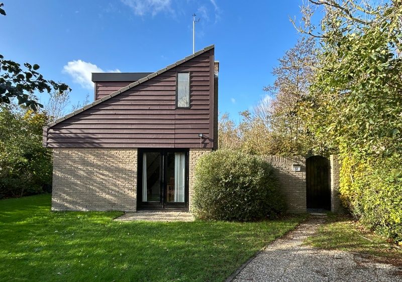 Vakantiehuis A 051 in De Cocksdorp, Texel, biedt een serene ontsnapping met een prachtig omgeven tuin en moderne architectuur.