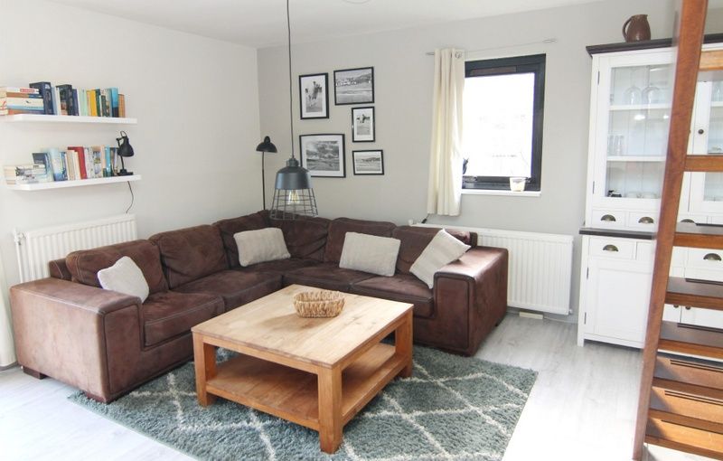 Gezellige woonkamer in Vakantiehuis A 051, De Cocksdorp, Texel, met comfortabele zithoek en sfeervolle inrichting op de Waddeneilanden.