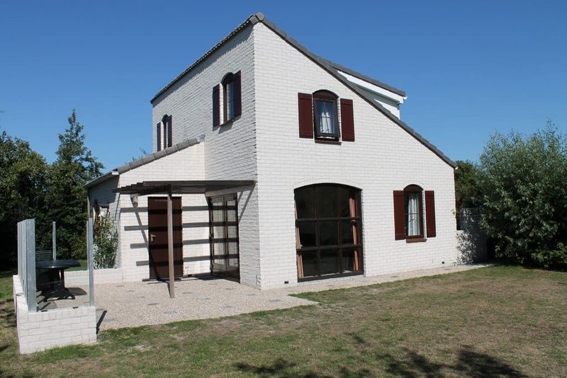 Vakantiehuis E 655 in De Cocksdorp, Texel biedt een charmante buitenruimte met terras, ideaal voor een ontspannen verblijf op de Waddeneilanden.