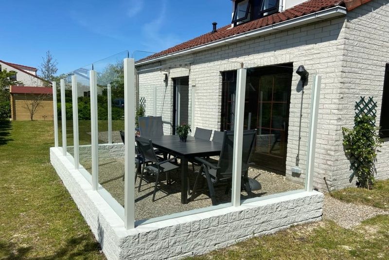 Geniessen Sie einen sonnigen Tag auf der Terrasse des Ferienhauses D 657 in De Cocksdorp, Texel. Entspannen Sie sich in diesem charmanten Wattenmeer-Ferienhaus.