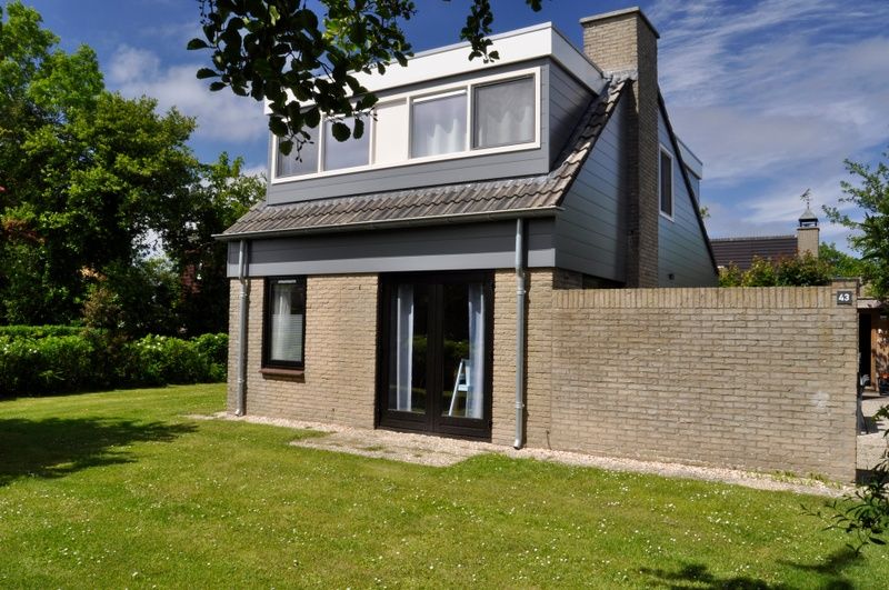 Das Ferienhaus B 043 in De Cocksdorp, Texel, bietet eine ruhige Gartenumgebung mit moderner Architektur auf den Watteninseln.
