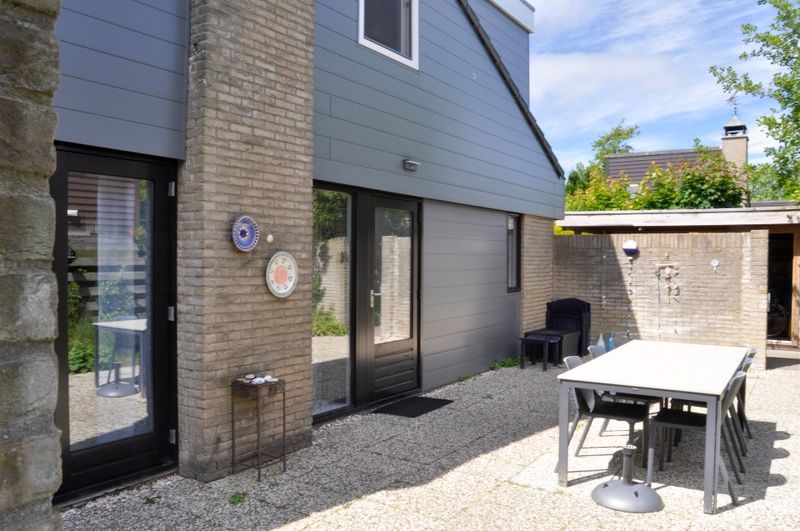 Geniessen Sie die sonnige Terrasse des Ferienhauses B 043 in De Cocksdorp, Texel. Entspannen Sie sich in der ruhigen Umgebung der Waddeninseln.