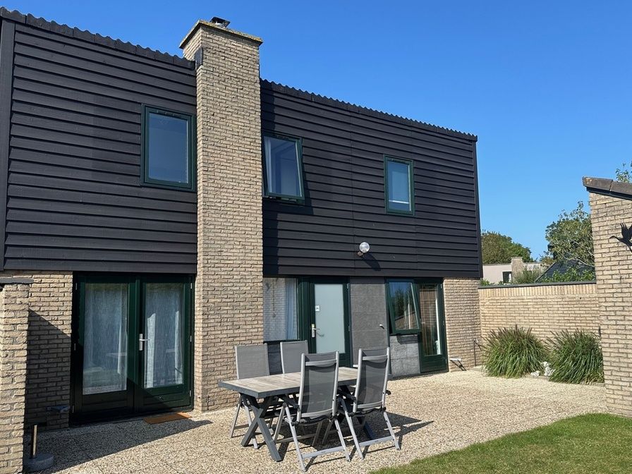 Vakantiehuis C 077 in De Cocksdorp, Texel, met zonnig terras en moderne architectuur, ideaal voor een ontspannen verblijf op de Waddeneilanden.