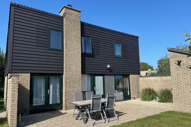 Vakantiehuis C 077 in De Cocksdorp, Texel biedt een zonnig terras voor ontspanning op de Waddeneilanden.