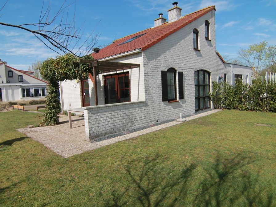 Vakantiehuis D 475 in De Cocksdorp, Texel biedt een charmante buitenruimte met terras en groene tuin, ideaal voor ontspanning op de Waddeneilanden.