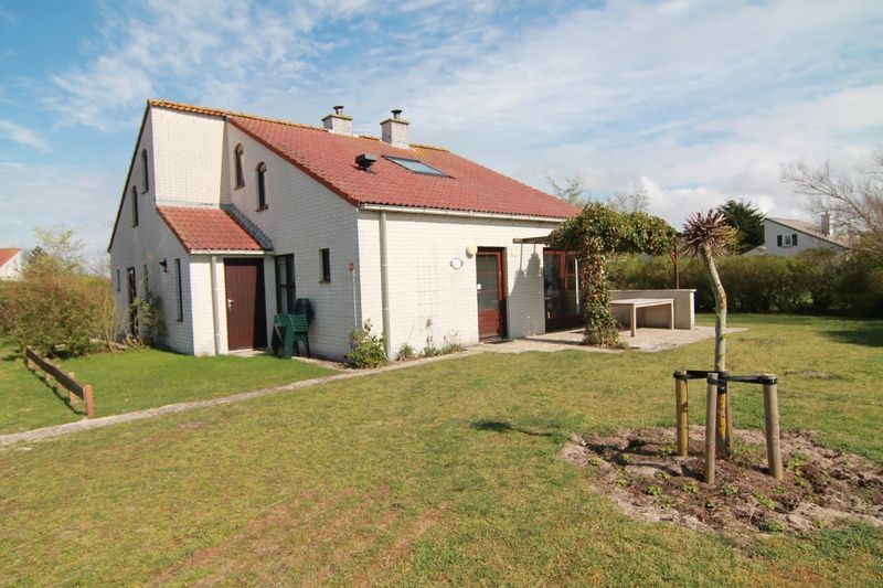 Vakantiehuis D 475 in De Cocksdorp, Texel, biedt een ruim verblijf met zonnige tuin en terras, ideaal voor een ontspannen vakantie op de Waddeneilanden.