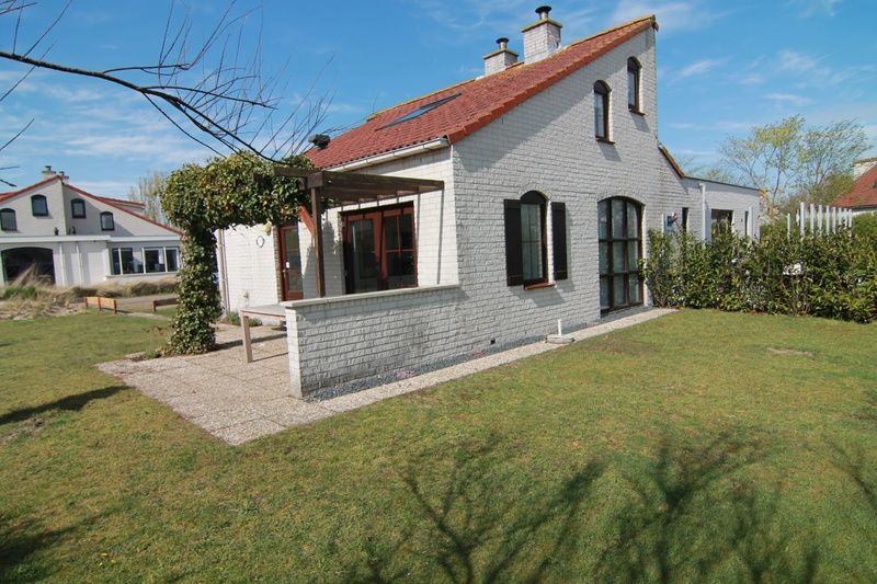 Vakantiehuis D 475 in De Cocksdorp, Texel, met zonnig terras en groene tuin, ideaal voor een ontspannen verblijf op de Waddeneilanden.