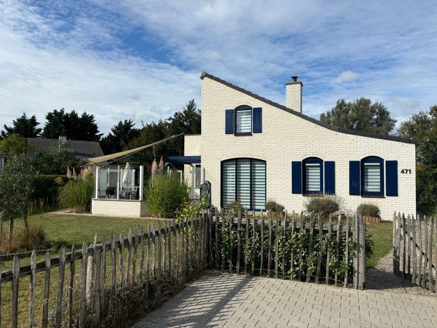 Vakantiehuis F 471 in De Cocksdorp, Texel biedt een charmante buitenzijde met ruime tuin en terras, ideaal voor een ontspannen eilandverblijf.