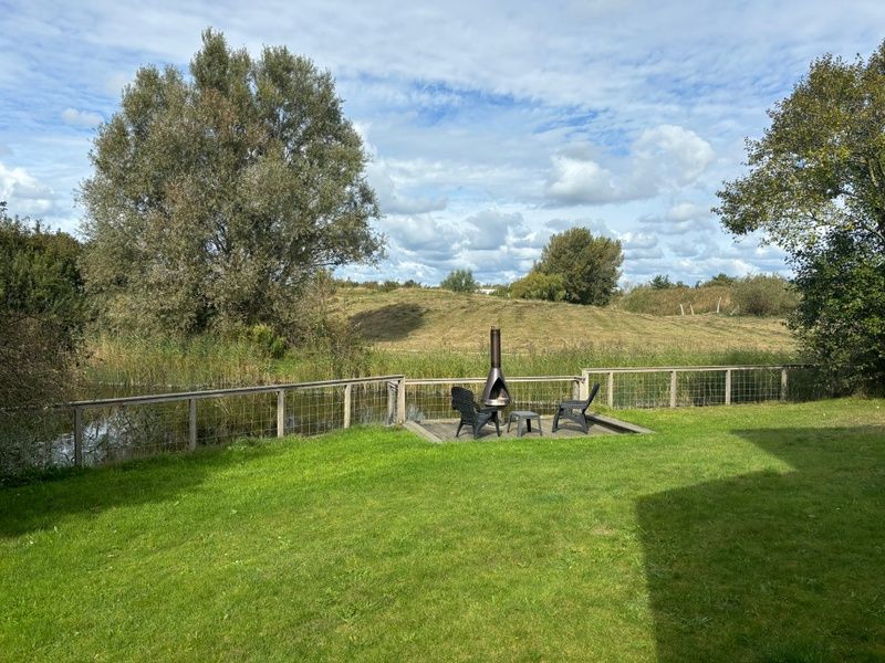 Geniet van de natuurlijke omgeving bij Vakantiehuis F 471 in De Cocksdorp, Texel, met een ruim terras en uitzicht op het groen.
