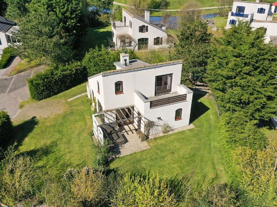 Luchtfoto van Vakantiehuis F 569 in De Cocksdorp, Texel. Dit vakantiehuis biedt een ruim terras en groene omgeving op de Waddeneilanden.