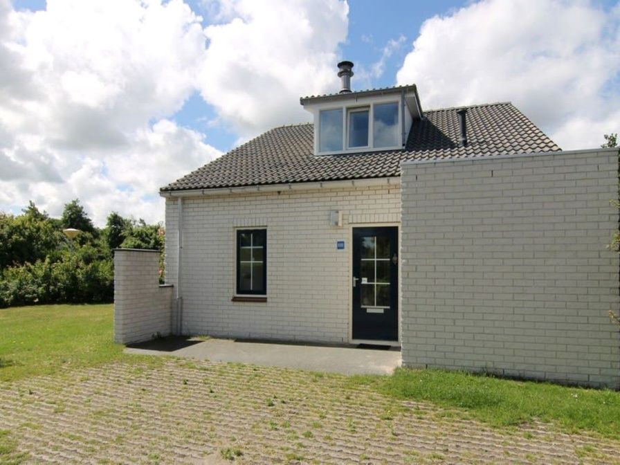 Vakantiehuis F 808 in De Cocksdorp, Texel biedt rustieke charme met een uitnodigende gevel te midden van de prachtige Waddeneilanden.