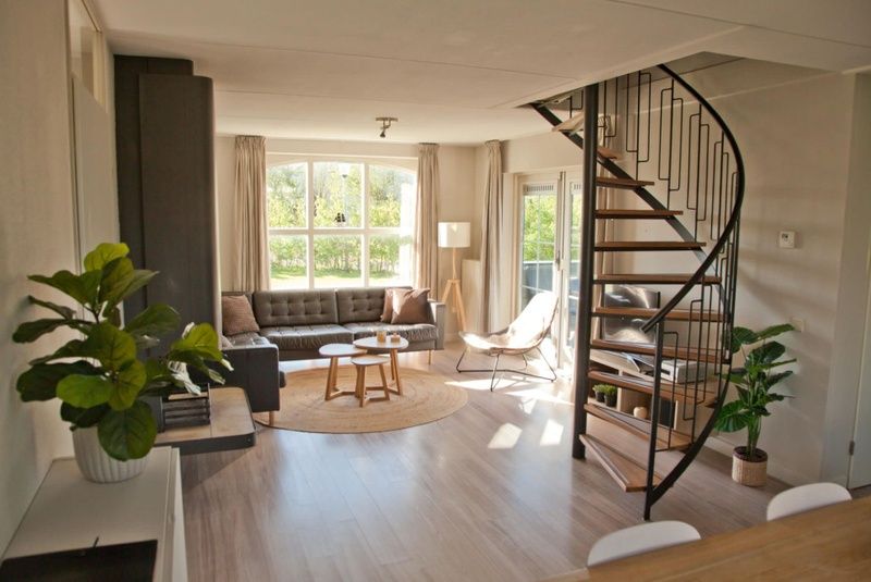 Gezellige woonkamer van Vakantiehuis F 808 in De Cocksdorp, Texel met licht interieur en uitzicht op de natuur van de Waddeneilanden.