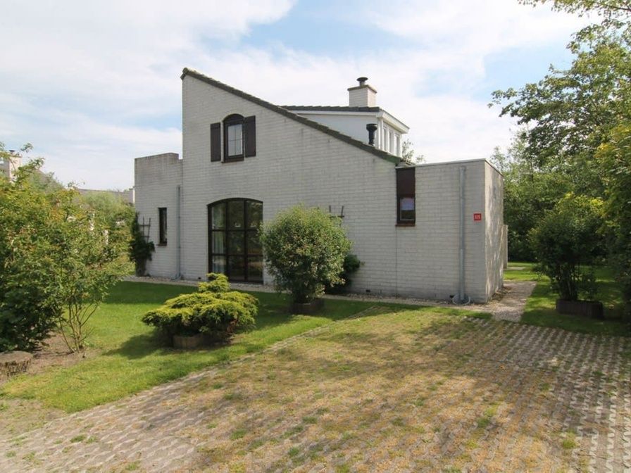 Vakantiehuis F 575 in De Cocksdorp, Texel, biedt een charmante buitenkant met groene tuin en rustige omgeving op de Waddeneilanden.
