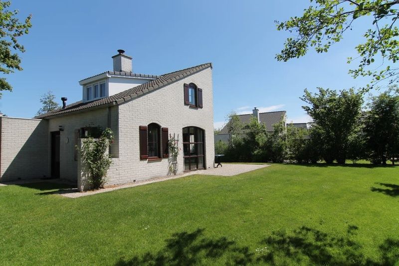 Vakantiehuis F 575 in De Cocksdorp, Texel, omgeven door een groene tuin, ideaal voor een ontspannen verblijf op de Waddeneilanden.