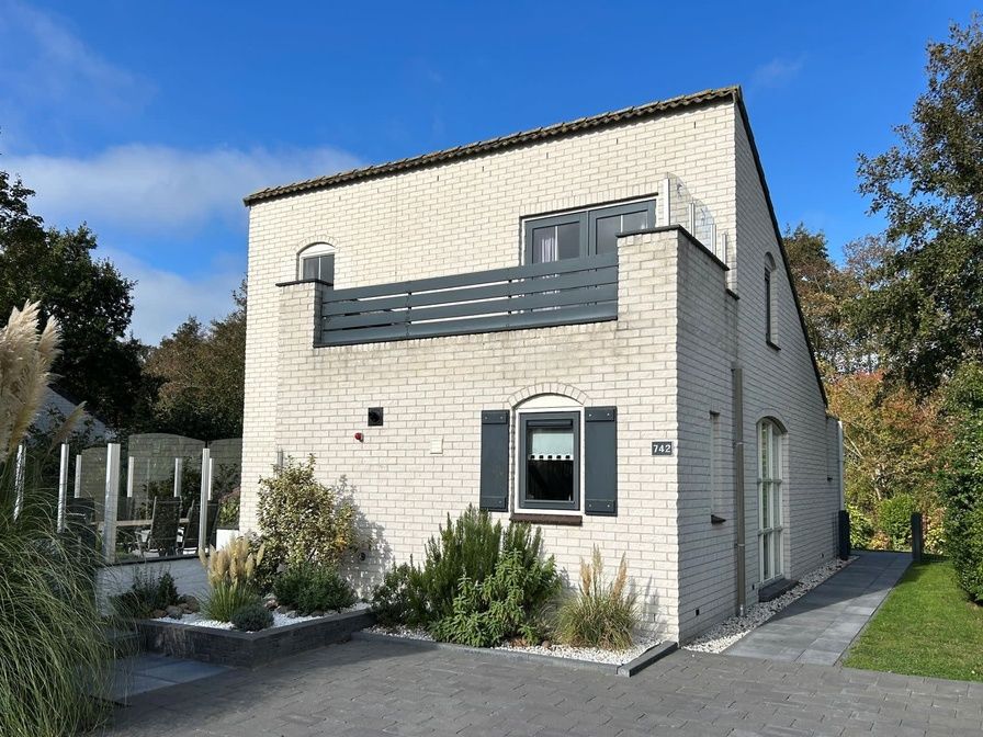 Vakantiehuis F 742 in De Cocksdorp, Texel, biedt een charmant verblijf met een zonnige gevel en groene omgeving op de Waddeneilanden.