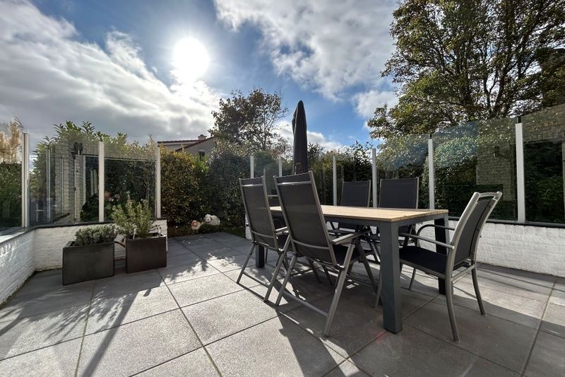 Geniet van het zonnige terras bij Vakantiehuis F 742 in De Cocksdorp, Texel. Perfecte plek om te ontspannen op de Waddeneilanden.