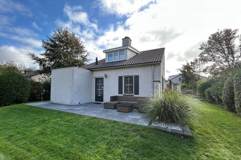 Vakantiehuis F 742 in De Cocksdorp op Texel biedt een serene tuin met terras, ideaal voor ontspanning op de Waddeneilanden.