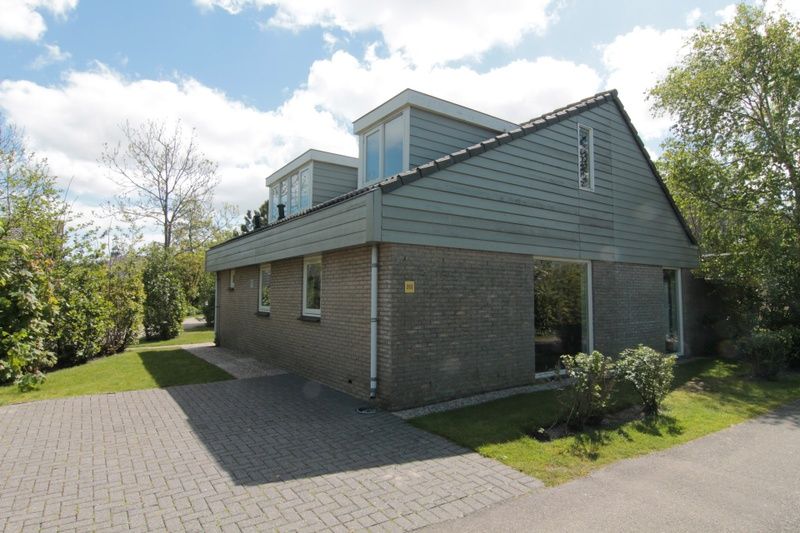Vakantiehuis G 263 in De Cocksdorp, Texel biedt een charmant verblijf met moderne architectuur omgeven door groene natuur en rustige omgeving.