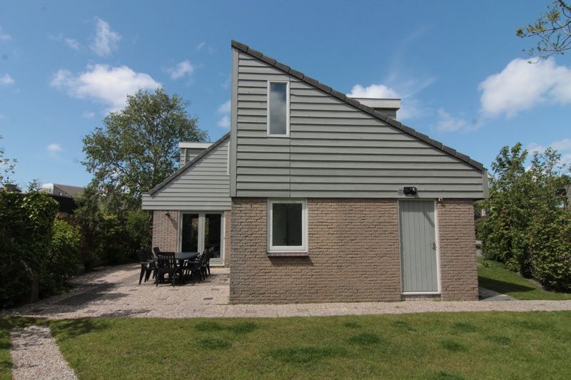 Vakantiehuis G 263 in De Cocksdorp, Texel, biedt een charmante buitenkant met terras, ideaal voor een ontspannen verblijf op de Waddeneilanden.