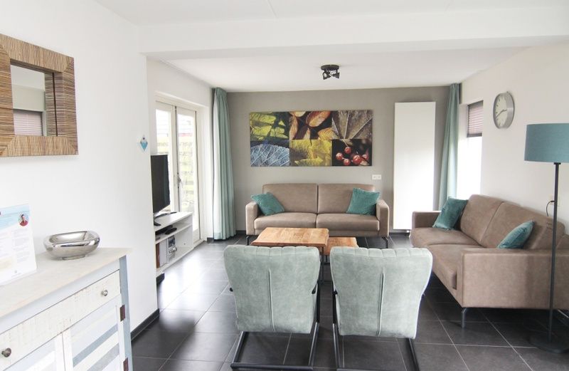 Ruime woonkamer van Vakantiehuis G 263 in De Cocksdorp, Texel. Comfortabele zitruimte met moderne inrichting en veel natuurlijk licht.