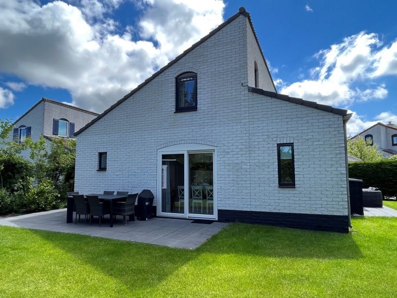 Geniet van de ruime tuin en het zonnige terras van Vakantiehuis E 545 in De Cocksdorp, Texel, ideaal voor een ontspannen verblijf op de Waddeneilanden.